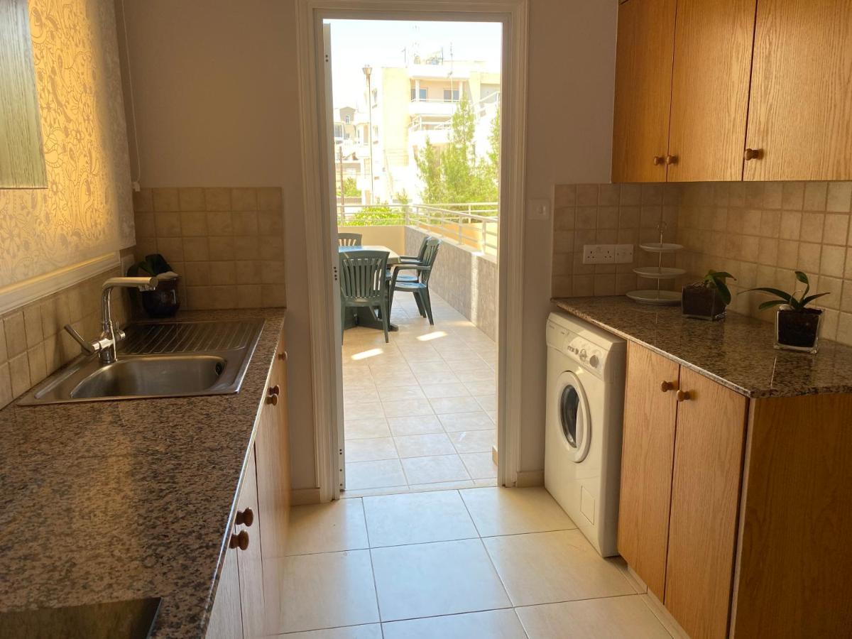 Appartement Holiday City Center à Larnaca Extérieur photo